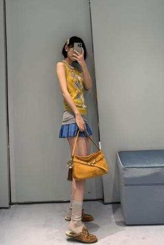 缪缪 25Fw早秋新款 姜黄V领菱形格纹针织小背心（ZY*MM） 商品图3