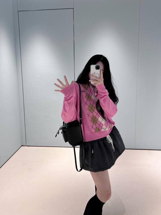 缪缪 25Fw早秋新款 甜味粉撞色菱形半拉链polo领针织衫（ZY*MM） 商品图3