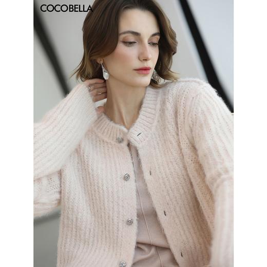 COCOBELLA温柔通勤仿牦牛绒裸领毛衣质感水晶扣针织衫MZ3151 商品图0