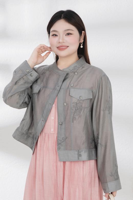 现货【莱赛尔天丝短外套】夏秋过渡，清风徐来，烟灰色刺绣立体花朵，莱赛尔天丝防晒短外套，建议手洗，炒色工艺，重工绣花 商品图6