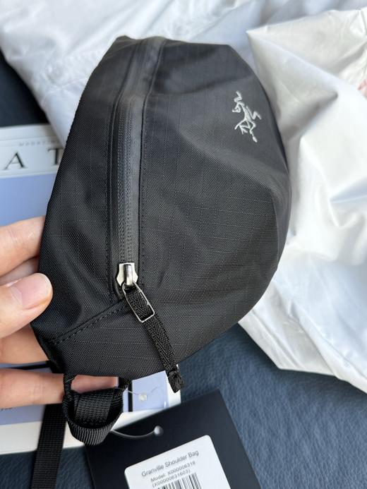 点此购买 始祖鸟granville 3L单肩包防撕裂面料斜挎包腰包 xj 326241 商品图7