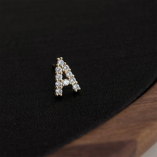 👑你是天生主角，自有专属印记✨【1990印记系列 独家定制款字母闪钻耳钉】独一无二的耳环就是这款了，每个字母都闪闪✨发光，戴上它直接甜度超标😺 商品图8