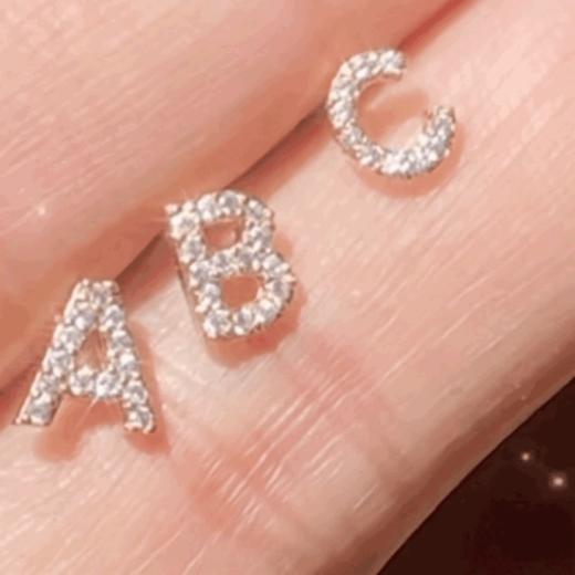 👑你是天生主角，自有专属印记✨【1990印记系列 独家定制款字母闪钻耳钉】独一无二的耳环就是这款了，每个字母都闪闪✨发光，戴上它直接甜度超标😺 商品图2