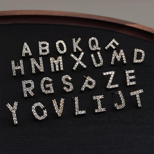 👑你是天生主角，自有专属印记✨【1990印记系列 独家定制款字母闪钻耳钉】独一无二的耳环就是这款了，每个字母都闪闪✨发光，戴上它直接甜度超标😺 商品图9