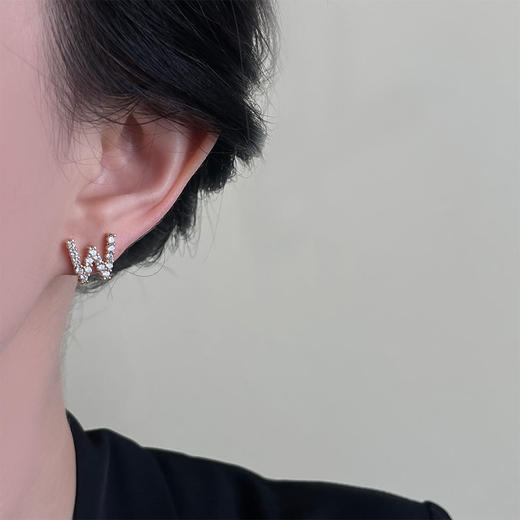 👑你是天生主角，自有专属印记✨【1990印记系列 独家定制款字母闪钻耳钉】独一无二的耳环就是这款了，每个字母都闪闪✨发光，戴上它直接甜度超标😺 商品图5