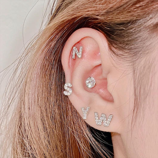 👑你是天生主角，自有专属印记✨【1990印记系列 独家定制款字母闪钻耳钉】独一无二的耳环就是这款了，每个字母都闪闪✨发光，戴上它直接甜度超标😺 商品图3