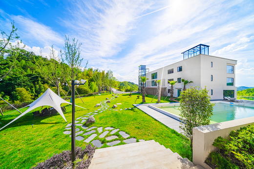 小红书|￥699起/连住2晚，竹海茶田间【安吉九翠湾景澜度假酒店】享听竹房+早餐+欢迎水果、伴手礼，茶山温泉、鱼塘垂钓等体验 商品图0