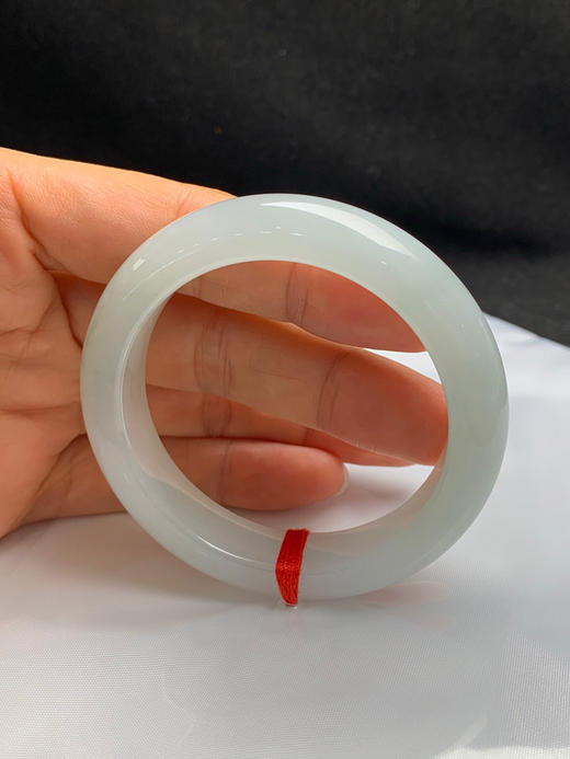 620683，50.9圈口，糯冰淡晴正圈平安镯，淡底飘绿丝花色，种老水足，底子冰润，有一处黄翡 商品图5