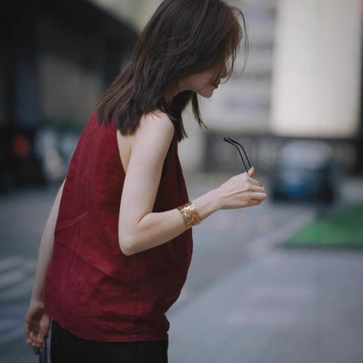 MZ18885法式别致绝美上衣夏气质时髦洋气高级感轻奢减龄红色无袖亚麻衬衫 商品图3