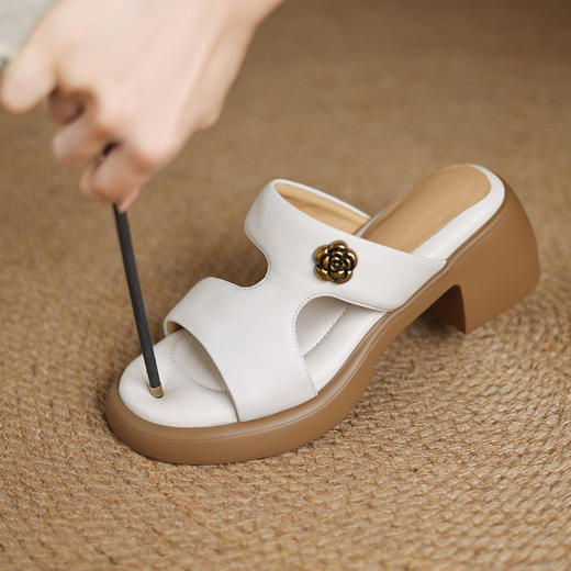 【预售5天】夏新款软羊皮圆头露趾凉鞋女金属花朵休闲舒适外穿厚底拖鞋JLY&18-699 商品图0