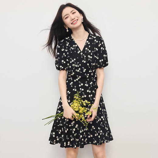 【周四狂欢价】熙世界2025年夏季新款复古黑色碎花连衣裙女高级感V领法式茶歇裙 商品图3