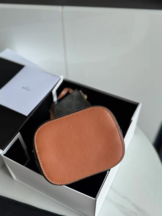 D080602新款老花塑造洗练流畅水桶廓型金色凯旋徽标小号桶包 商品图8