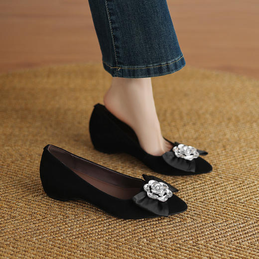 【预售5天】头层羊反绒！法式蝴蝶结水钻尖头坡跟单鞋新款复古温柔平底鞋JLY&1960 商品图3