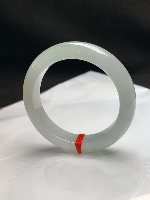 620683，50.9圈口，糯冰淡晴正圈平安镯，淡底飘绿丝花色，种老水足，底子冰润，有一处黄翡 商品图2