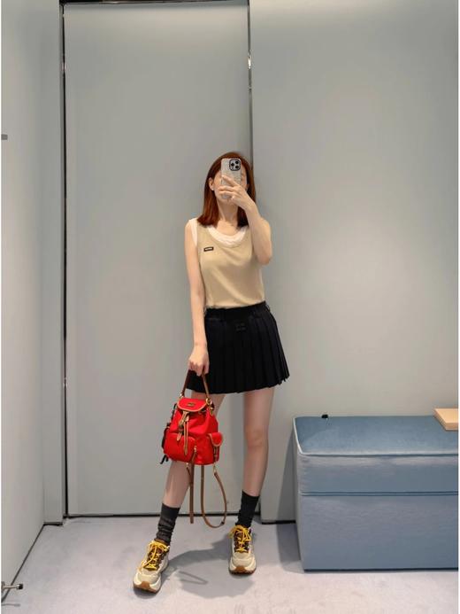 缪缪 在引领纤细的「薄底鞋」美学多年后，Miu Miu 悄然转向，上架了一款名为 Technical fabric sneakers 的厚底运动鞋（ZX*DBG) 商品图8