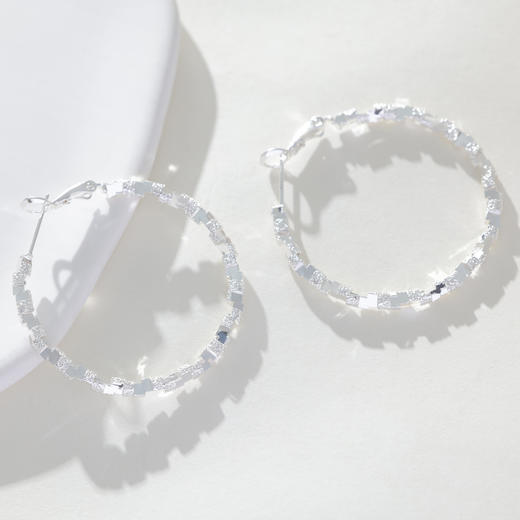 三彩2025新款碎银大圈耳环锤纹简约立体艺术现代通勤个性女 商品图4