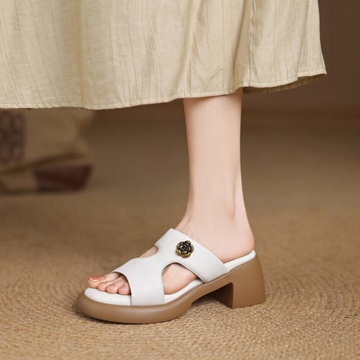 【预售5天】夏新款软羊皮圆头露趾凉鞋女金属花朵休闲舒适外穿厚底拖鞋JLY&18-699 商品图2