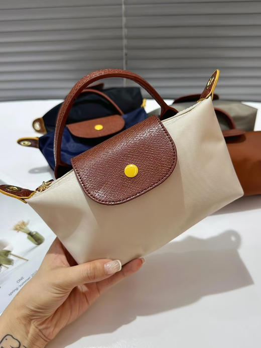 广东产！清仓变现‼️心心念念的珑骧同款mini号饺子包无标出‼️终于等到工厂清仓了….
✅品名：mini号饺子包
✅颜色：干邑、黑色、海军蓝、斑鸠灰、纸张白 商品图2