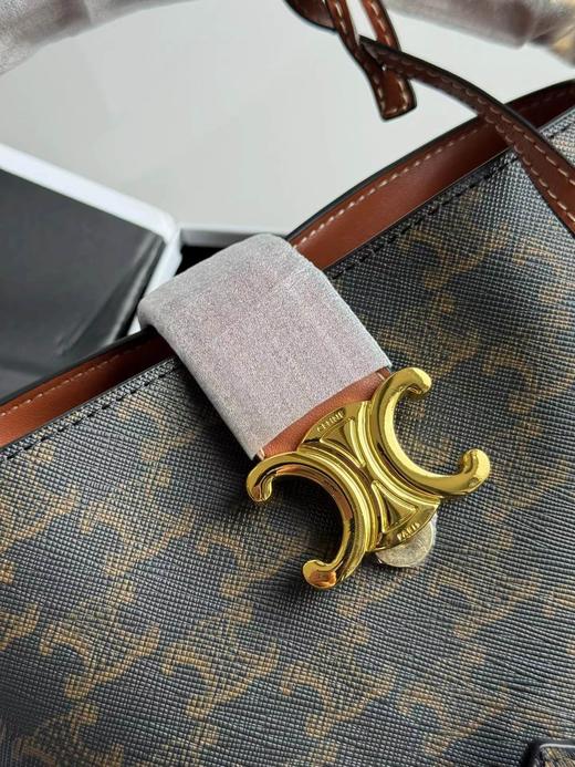 D080602新款老花塑造洗练流畅水桶廓型金色凯旋徽标小号桶包 商品图6