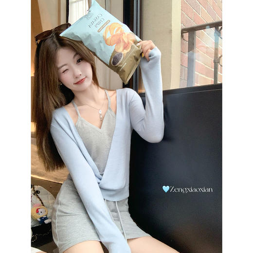 <曾小咸推荐>纯欲挂脖V领假两件针织衫 商品图0