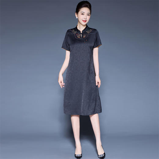 GYYty8608国风妈妈高级感夏季仿真丝连衣裙女2025新款洋气中式缎面刺绣裙子 商品图3