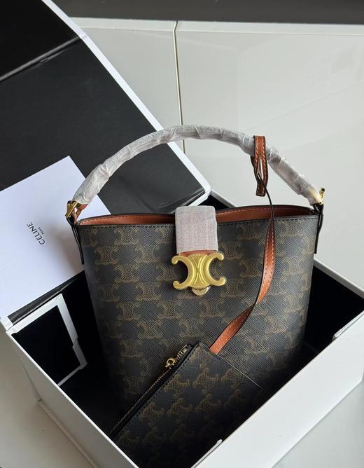 D080602新款老花塑造洗练流畅水桶廓型金色凯旋徽标小号桶包 商品图0