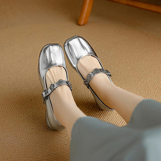 【预售5天】新款金属花朵一字带玛丽珍女鞋法式复古真皮中粗跟浅口单鞋NJMK&K1396 商品图2