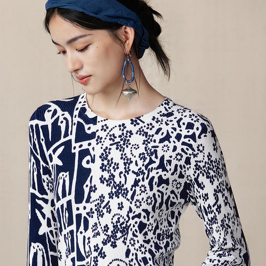 【林栖设计小店】（现货）生活在左蓝印花纹毛织上衣复古传统气质2025秋冬新款修身针织衫女1954109 商品图3