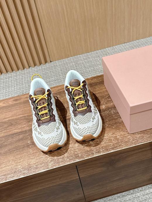 缪缪 在引领纤细的「薄底鞋」美学多年后，Miu Miu 悄然转向，上架了一款名为 Technical fabric sneakers 的厚底运动鞋（ZX*DBG) 商品图11