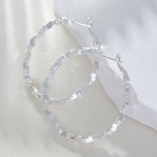 三彩2025新款碎银大圈耳环锤纹简约立体艺术现代通勤个性女 商品图1