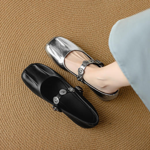 【预售5天】新款金属花朵一字带玛丽珍女鞋法式复古真皮中粗跟浅口单鞋NJMK&K1396 商品图1