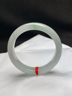 620684，56.7圈口，糯冰飘花正圈平安镯，飘淡绿花色，底子冰润，细腻