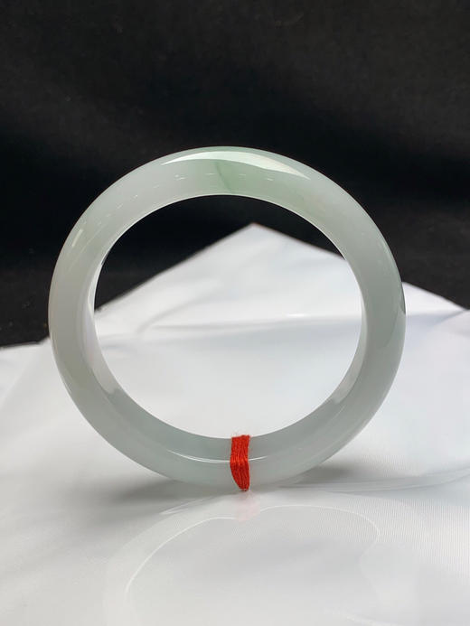 620684，56.7圈口，糯冰飘花正圈平安镯，飘淡绿花色，底子冰润，细腻 商品图0