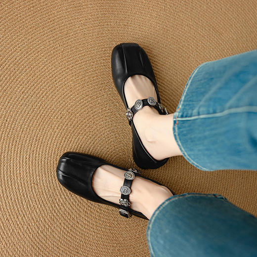 【预售5天】新款金属花朵一字带玛丽珍女鞋法式复古真皮中粗跟浅口单鞋NJMK&K1396 商品图3