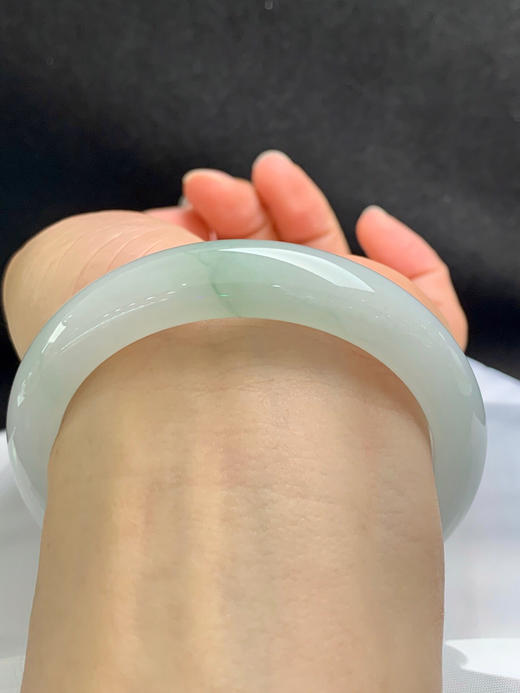 620684，56.7圈口，糯冰飘花正圈平安镯，飘淡绿花色，底子冰润，细腻 商品图4