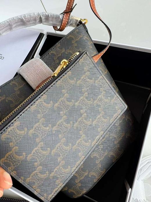 D080602新款老花塑造洗练流畅水桶廓型金色凯旋徽标小号桶包 商品图5