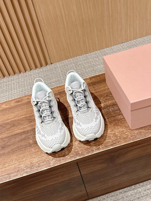 缪缪 在引领纤细的「薄底鞋」美学多年后，Miu Miu 悄然转向，上架了一款名为 Technical fabric sneakers 的厚底运动鞋（ZX*DBG) 商品图10