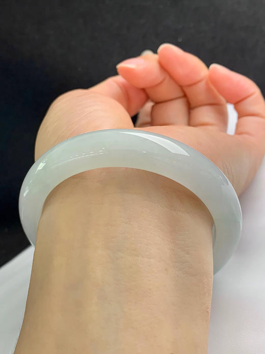 620684，56.7圈口，糯冰飘花正圈平安镯，飘淡绿花色，底子冰润，细腻 商品图5