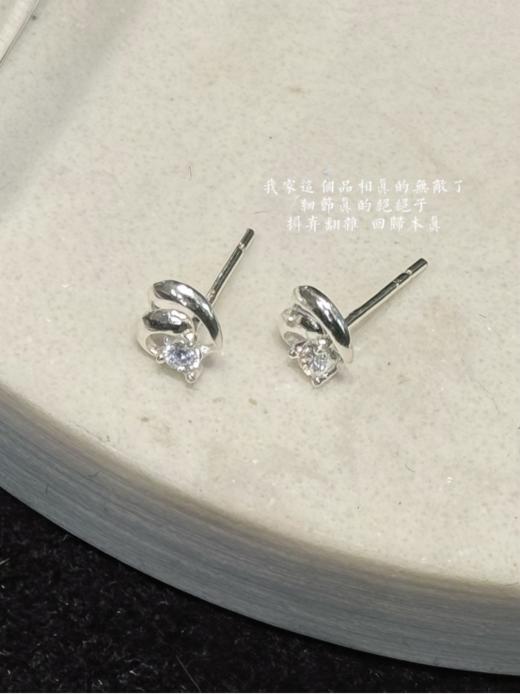 🔥🔥【香港周六福黄金钻石首饰集团足银耳钉】🌈足银养耳流光银豆/足银闪钻两心相悦耳钉 🌸姐妹们安利起来，这款耳钉真的是温柔届的天花板 😎 耳畔的气质被拿捏的死死的，真的是美到心尖上啦！ 商品图4