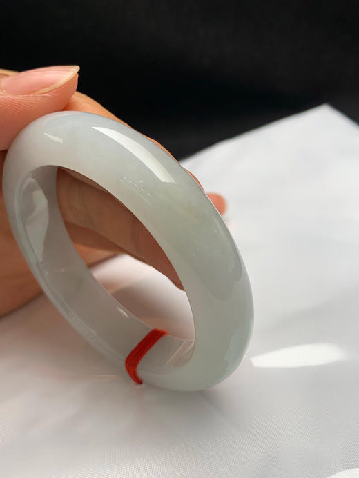 620683，50.9圈口，糯冰淡晴正圈平安镯，淡底飘绿丝花色，种老水足，底子冰润，有一处黄翡 商品图3