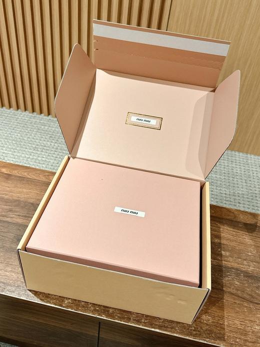 缪缪 在引领纤细的「薄底鞋」美学多年后，Miu Miu 悄然转向，上架了一款名为 Technical fabric sneakers 的厚底运动鞋（ZX*DBG) 商品图13