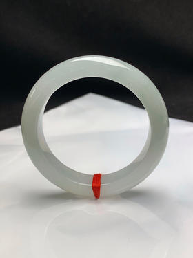 620683，50.9圈口，糯冰淡晴正圈平安镯，淡底飘绿丝花色，种老水足，底子冰润，有一处黄翡