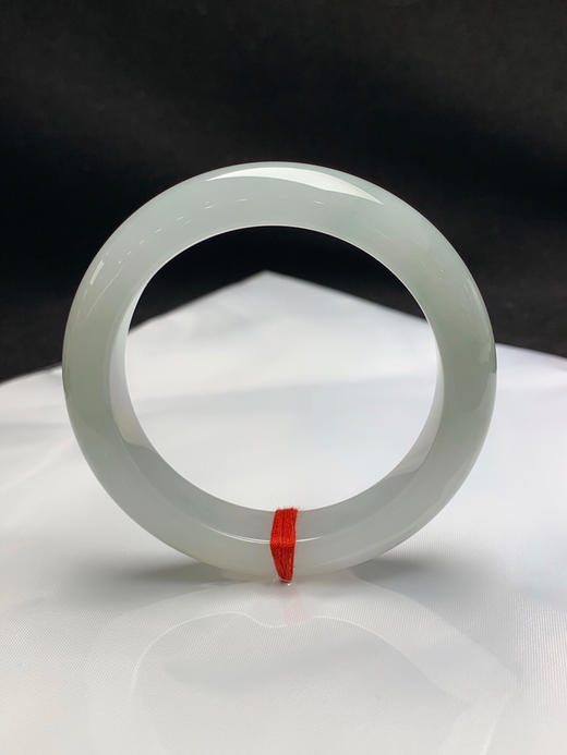 620683，50.9圈口，糯冰淡晴正圈平安镯，淡底飘绿丝花色，种老水足，底子冰润，有一处黄翡 商品图0