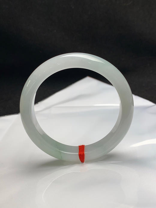 620684，56.7圈口，糯冰飘花正圈平安镯，飘淡绿花色，底子冰润，细腻 商品图3