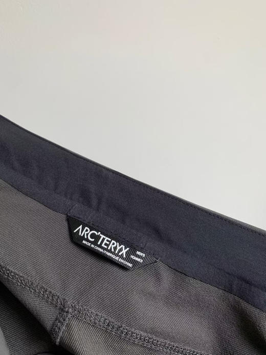 外贸原单ARC'TERYX始祖鸟 GAMMA AR PANT 防风 男子 软壳长裤
颜色：灰黑色
尺码：31、32、33、34 商品图4