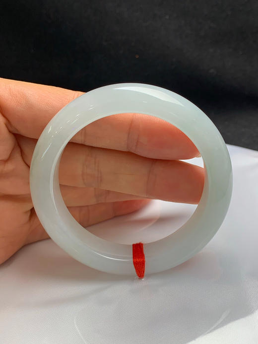 620683，50.9圈口，糯冰淡晴正圈平安镯，淡底飘绿丝花色，种老水足，底子冰润，有一处黄翡 商品图4