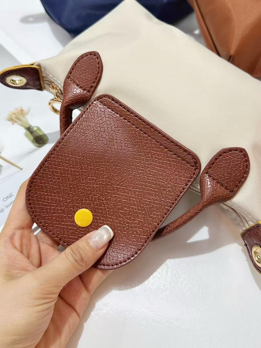 广东产！清仓变现‼️心心念念的珑骧同款mini号饺子包无标出‼️终于等到工厂清仓了….
✅品名：mini号饺子包
✅颜色：干邑、黑色、海军蓝、斑鸠灰、纸张白 商品图4