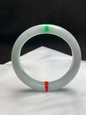 620682，60.9圈口，飘绿正圈平安镯，淡底色飘阳绿，飘色辣