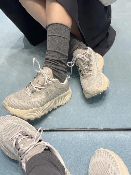 缪缪 在引领纤细的「薄底鞋」美学多年后，Miu Miu 悄然转向，上架了一款名为 Technical fabric sneakers 的厚底运动鞋（ZX*DBG) 商品图3