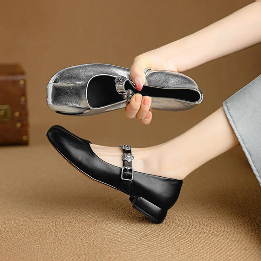 【预售5天】新款金属花朵一字带玛丽珍女鞋法式复古真皮中粗跟浅口单鞋NJMK&K1396 商品图0